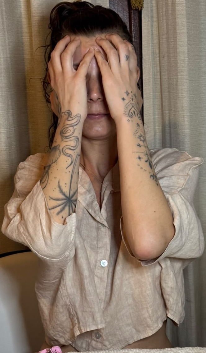 Ana com as mãos sobre os olhos, respirando
